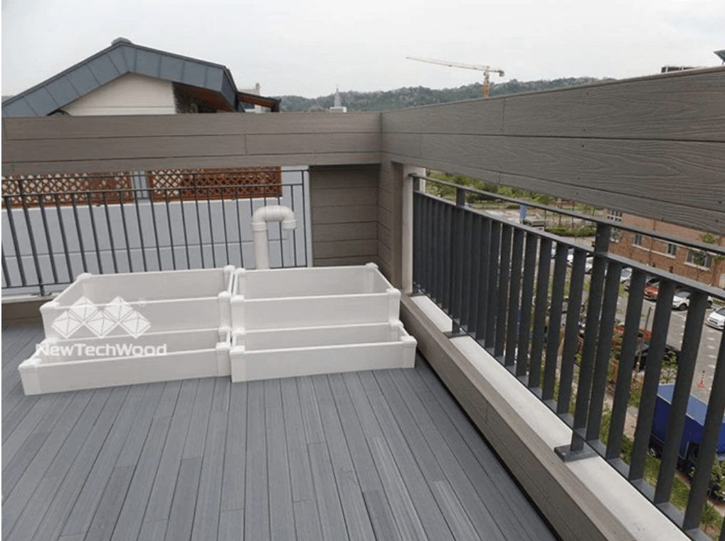 terrasse composite et clôture de sécurité sur le toit-terrasse, aire de jeux pour enfants