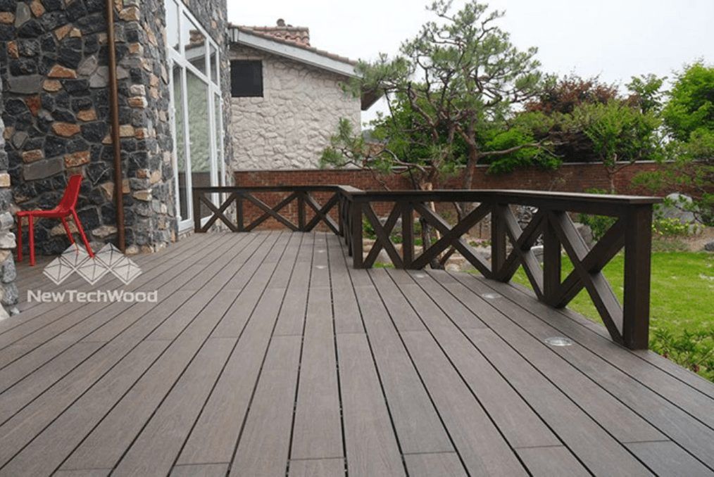 liberté d'assortir la terrasse composite de votre jardin avec main courante partielle
