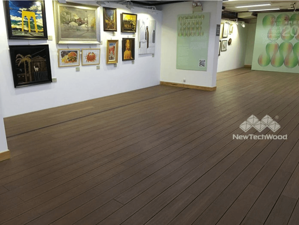 liberté d'agencer la terrasse composite de votre jardin avec une balustrade partielle 