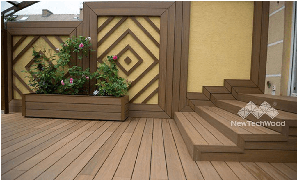 Patio moyen avec bac à fleurs